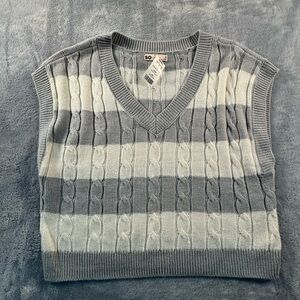 Kohl's SO V-Neck Gray and White Cable Knit Sweater Vest
